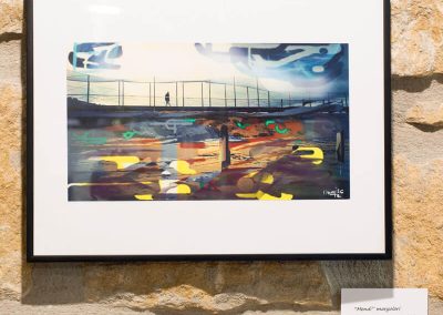 "Mendi" margolari itsasertzean pentsalari.